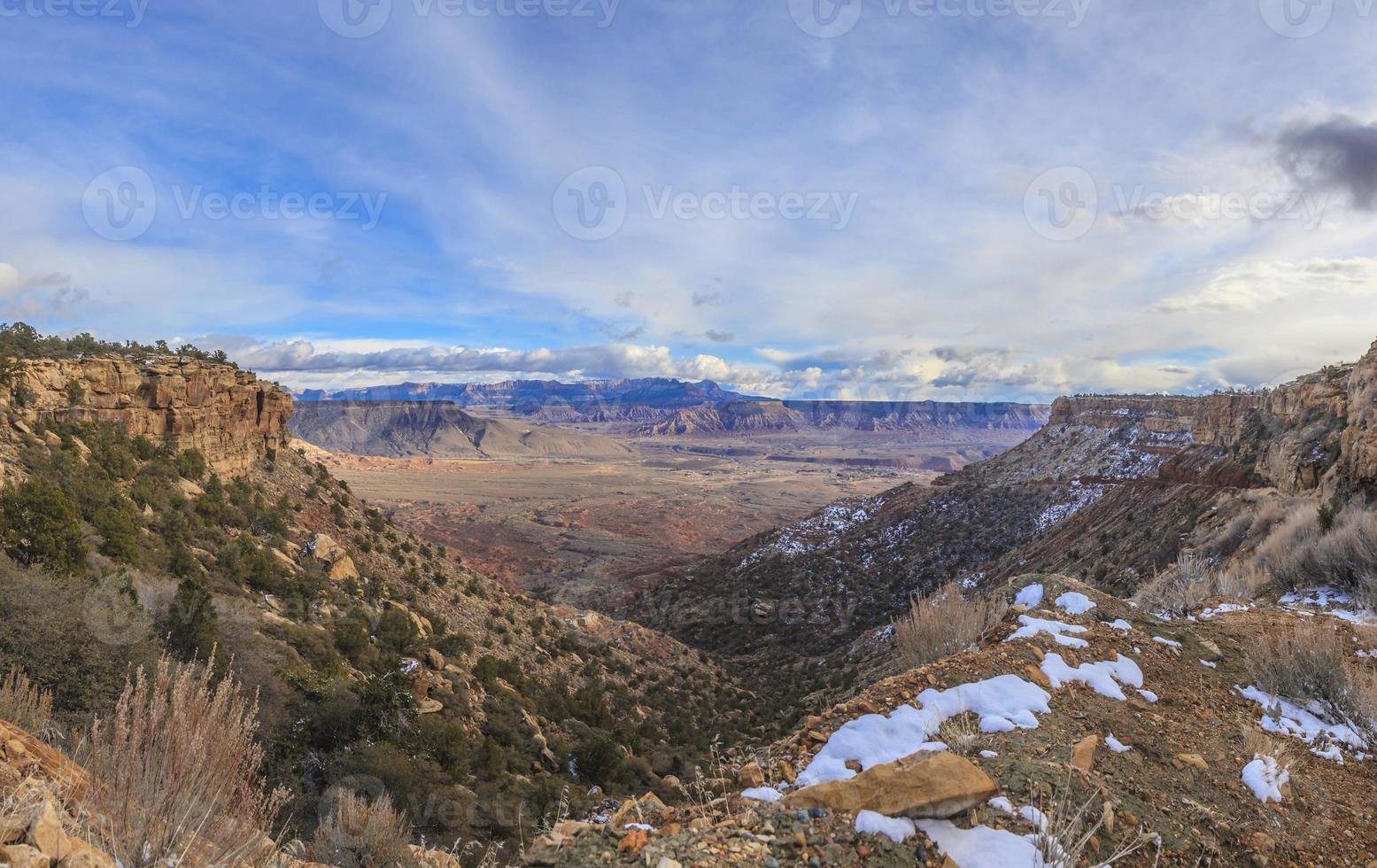 Panoramablick aus der Wüste von Arizona im Winter aus erhöhter Perspektive mit beeindruckenden Wolkenformationen foto