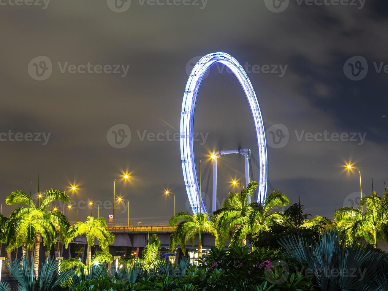 Nachtszene aus Singapur Marina Bay District mit Singapore Flyer im September foto