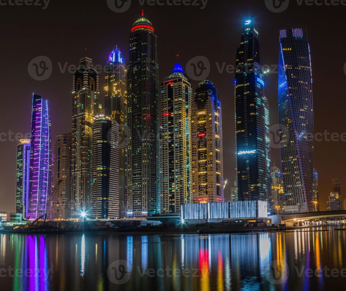 Panoramabild der Skyline von Dubai Marina bei Nacht im November foto
