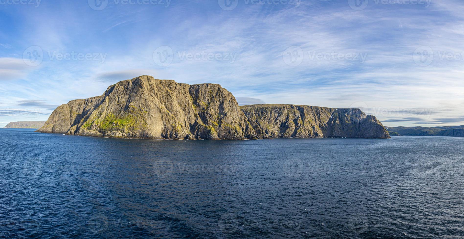 Blick auf die Klippen des Nordkaps vom Meer im Sommer foto