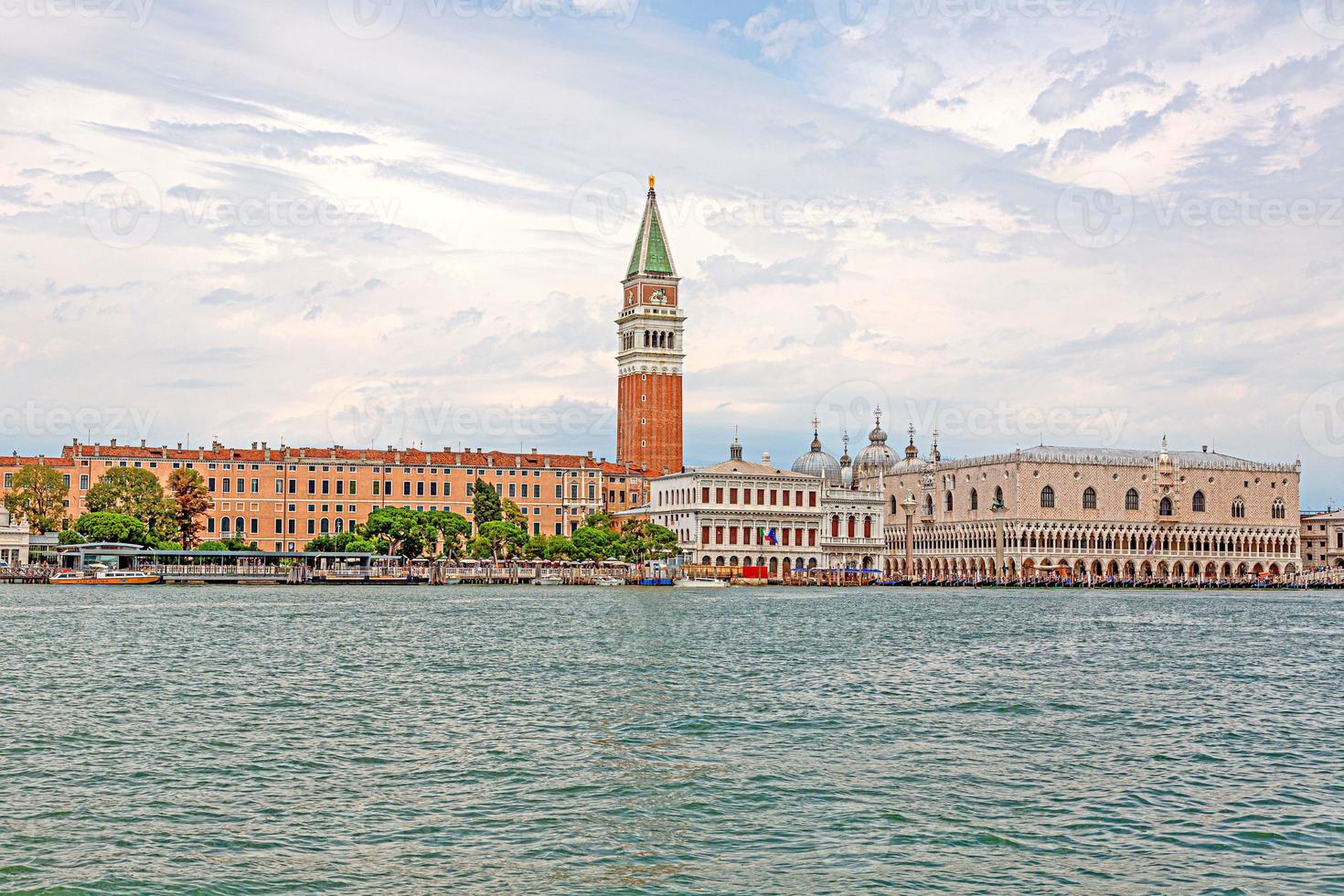 Panoramablick auf Venedig von der Lagune während des Tages foto