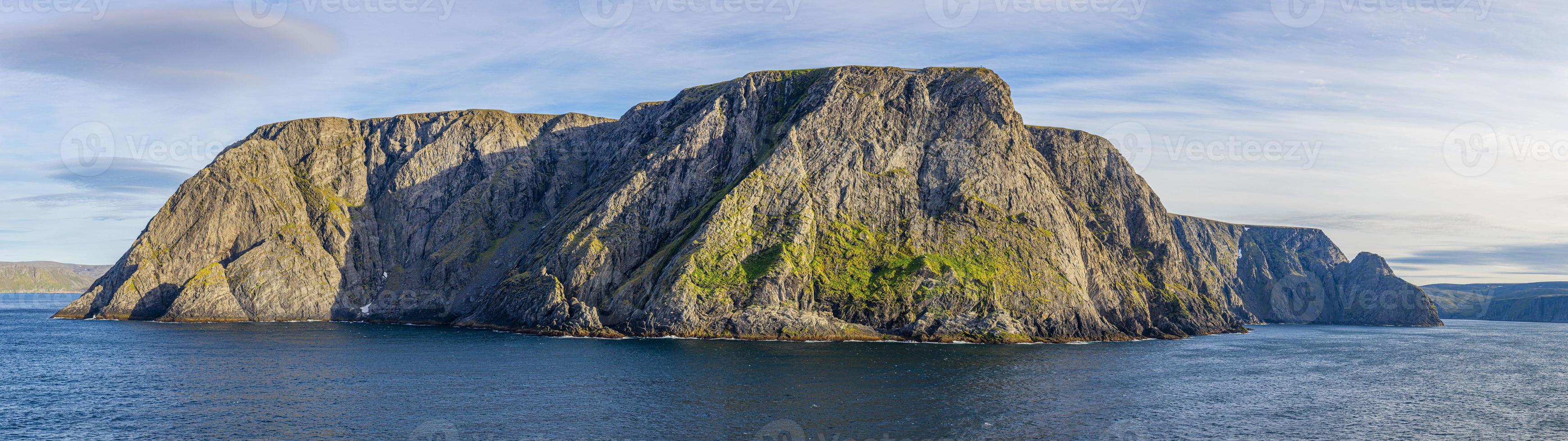 Blick auf die Klippen des Nordkaps vom Meer im Sommer foto