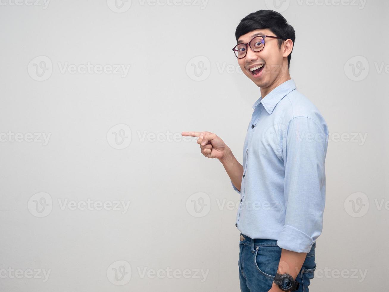 positiver mann trägt brille seitenansicht zeigen finger auf kopierraum foto