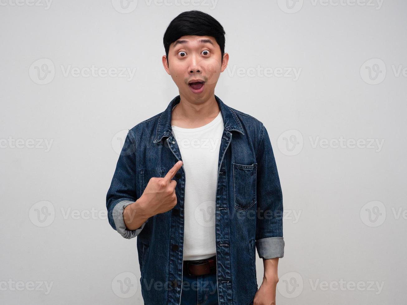 positiver asiatischer mann jeanshemd zeige finger auf sich selbst wähle mich konzept isoliert foto