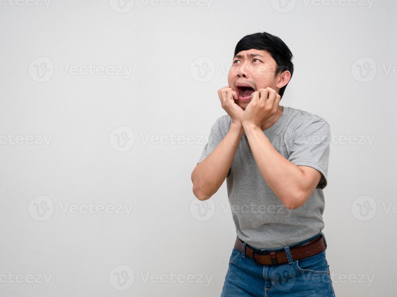asiatischer mann graues hemd stehende geste erstaunt fühlt sich schockiert isoliert foto