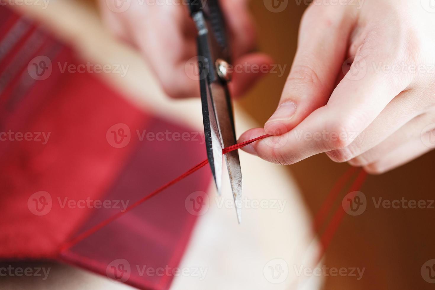 Ein Lederhandwerker arbeitet mit Leder. näht Lederwaren. Dinge in Handarbeit machen. foto