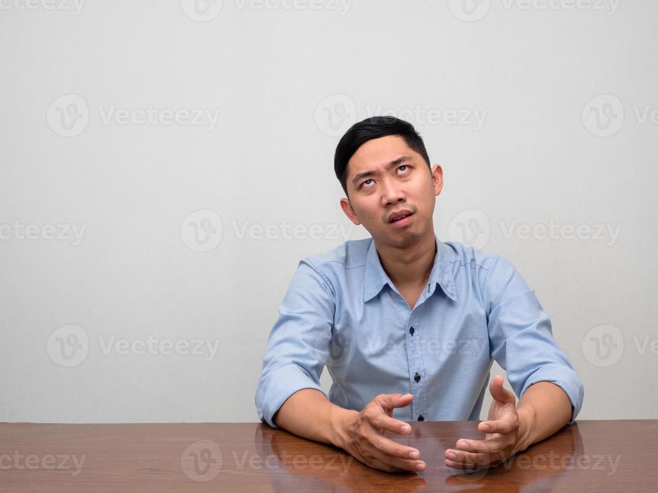 traurigkeit asiatischer mann sitzt einsamkeit am tisch foto