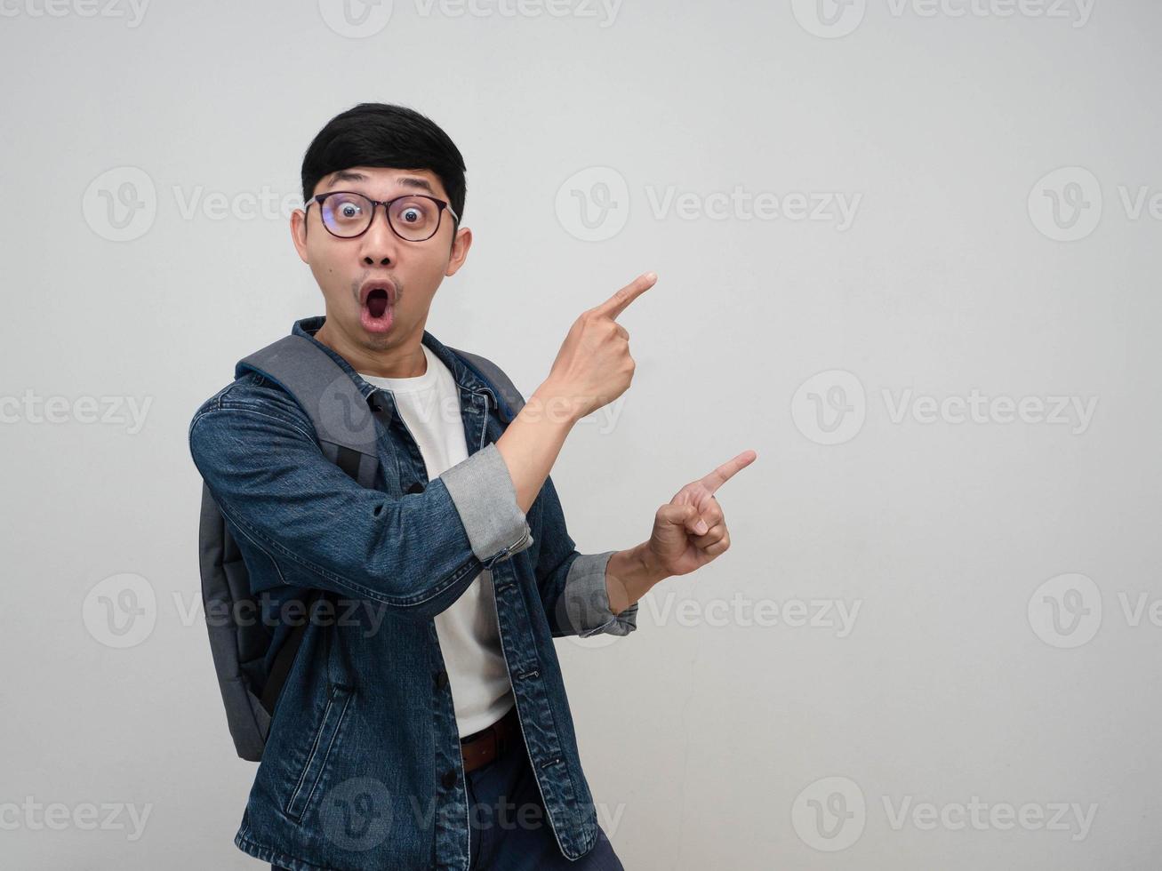 Fröhlicher asiatischer Mann, Jeanshemd, Brille, fühlt sich schockiert, Geste zeigt Finger isoliert foto