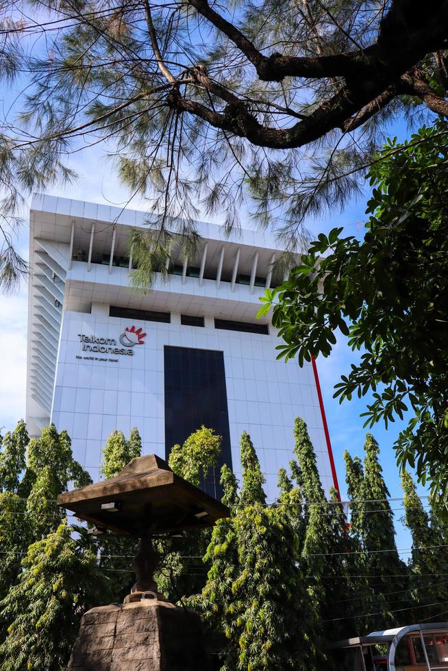 semarang, indonesien, dezember 2022. bürogebäude von pt. Telekom, auf jl. pahlawan pleburan, Kec. Südsemarang, Stadt Semarang. pt telkom ist ein staatliches Telekommunikationsunternehmen in Indonesien. foto