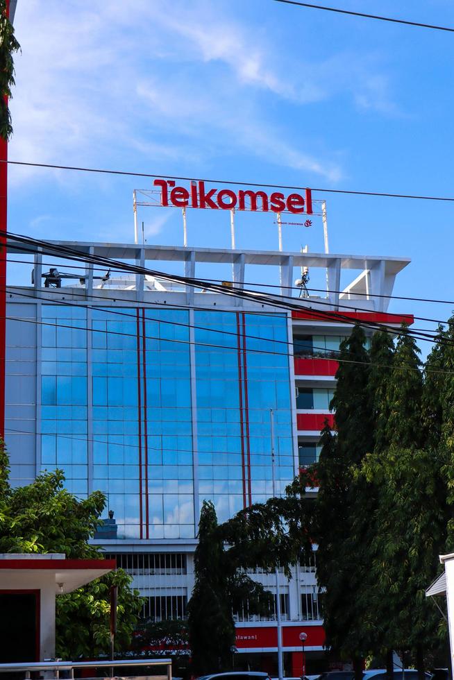 semarang, indonesien, dezember 2022. bürogebäude von pt. Telekom, auf jl. pahlawan pleburan, Kec. Südsemarang, Stadt Semarang. pt telkom ist ein staatliches Telekommunikationsunternehmen in Indonesien. foto