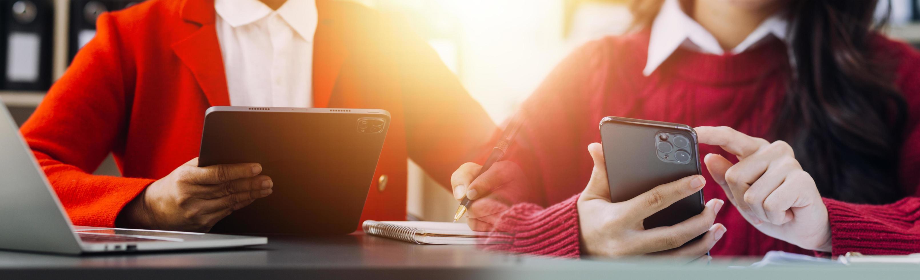 gelegentlicher geschäftsmann, der mit dem handy arbeitet, computer schreibt, mobil, chat, laptop, kontaktieren sie uns am arbeitsplatz, planungsideen, investoren, suche im internet, ideen, die leute verbinden. foto