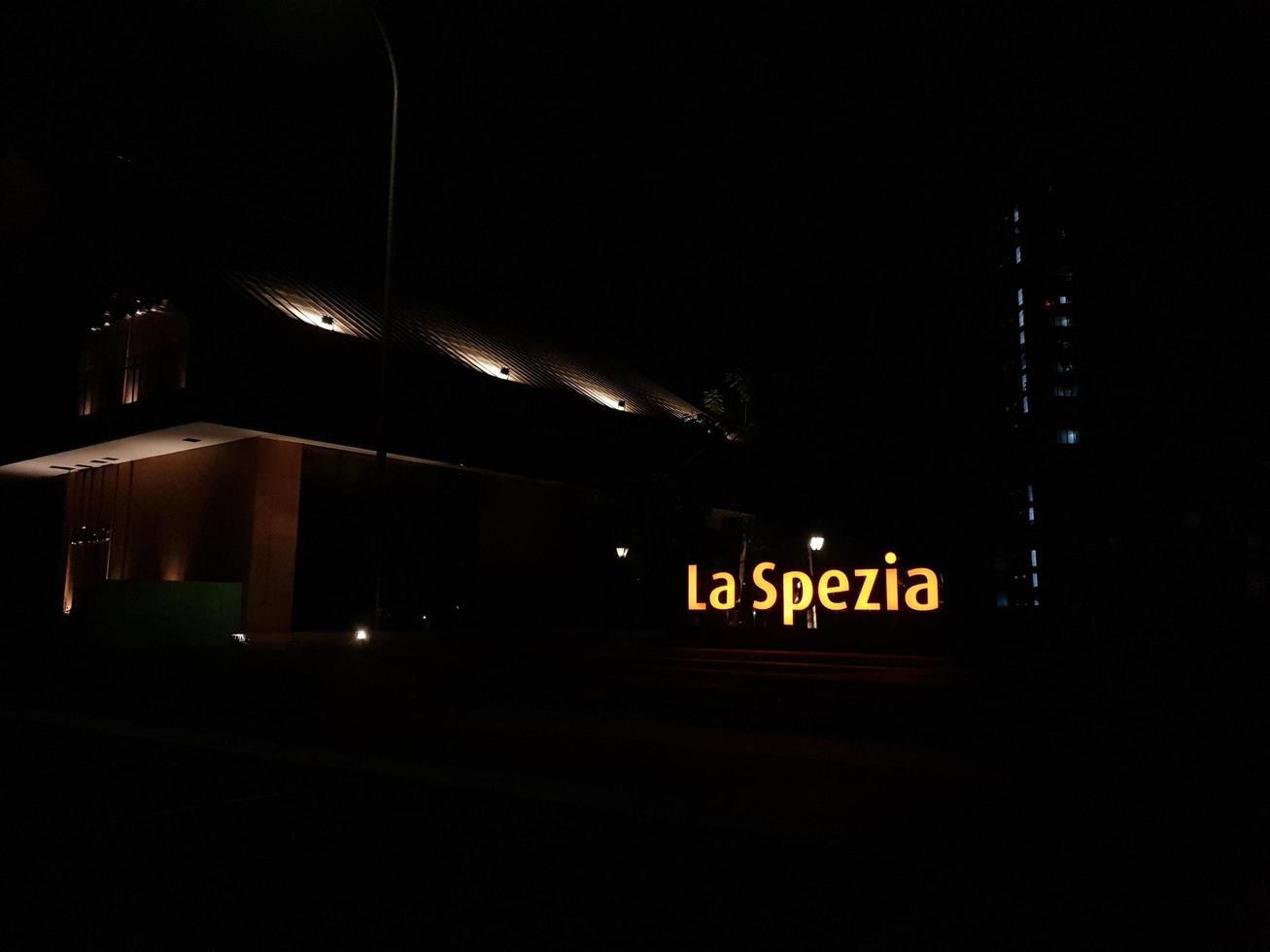 bekasi, indonesien juli 2022 das logo von la spezia, das im dunkeln leuchtet. foto