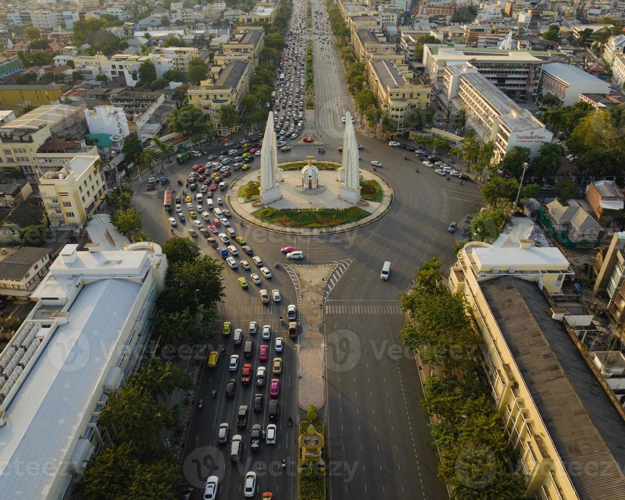 eine luftaufnahme des demokratiedenkmals in der ratchadamnoen avenue, der berühmtesten touristenattraktion in bangkok, thailand foto