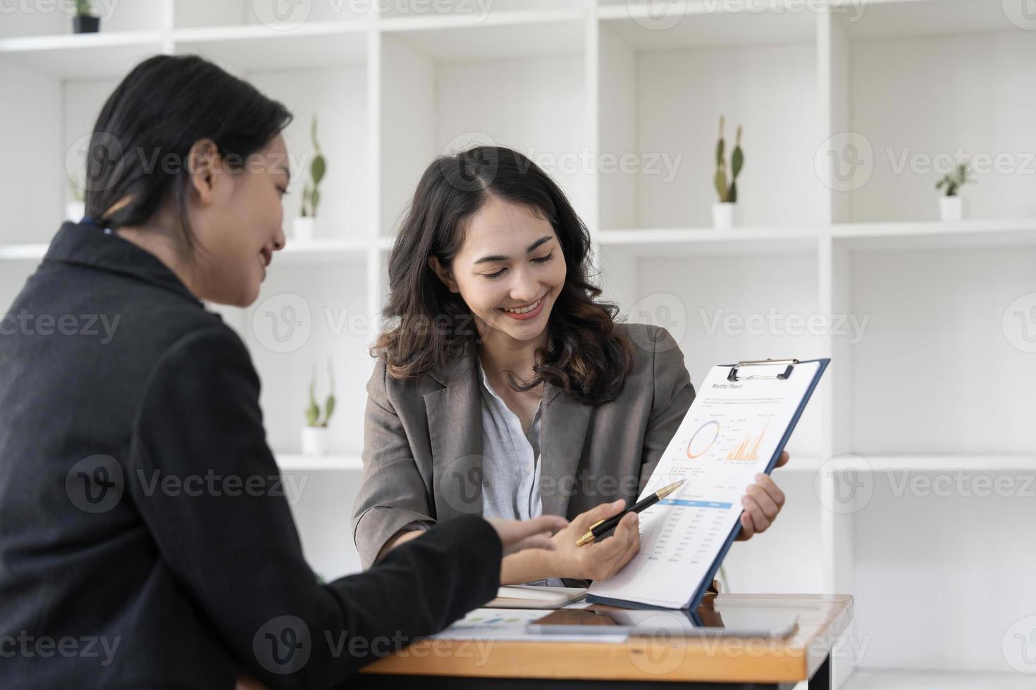 zwei geschäftsführer sprechen über diagramme, finanzdiagramme, die ergebnisse zeigen, analysieren und berechnen planungsstrategien, prozesse zum aufbau des geschäftserfolgs foto