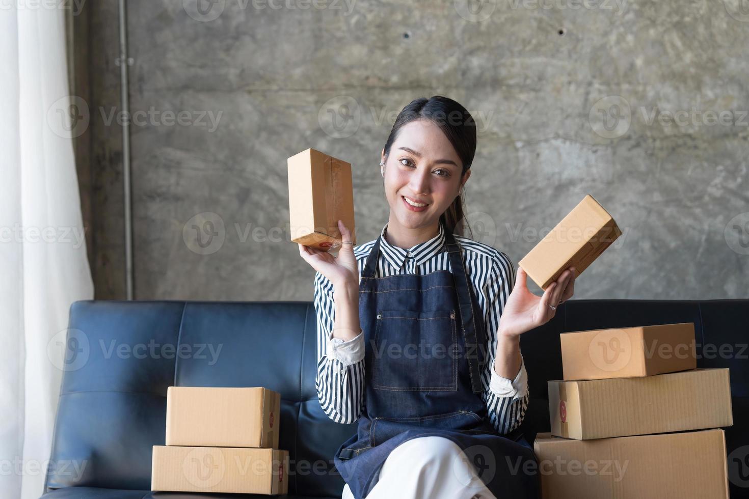 Porträt des Lächelns schöne asiatische Frau Anzug arbeiten Büro Schreibtisch Computer. Kleinunternehmen KMU Mitarbeiter Freiberufler Online-Start-up-Marketing Asiatischer Designer Telefonmarkt Erfolgreiches Banner foto