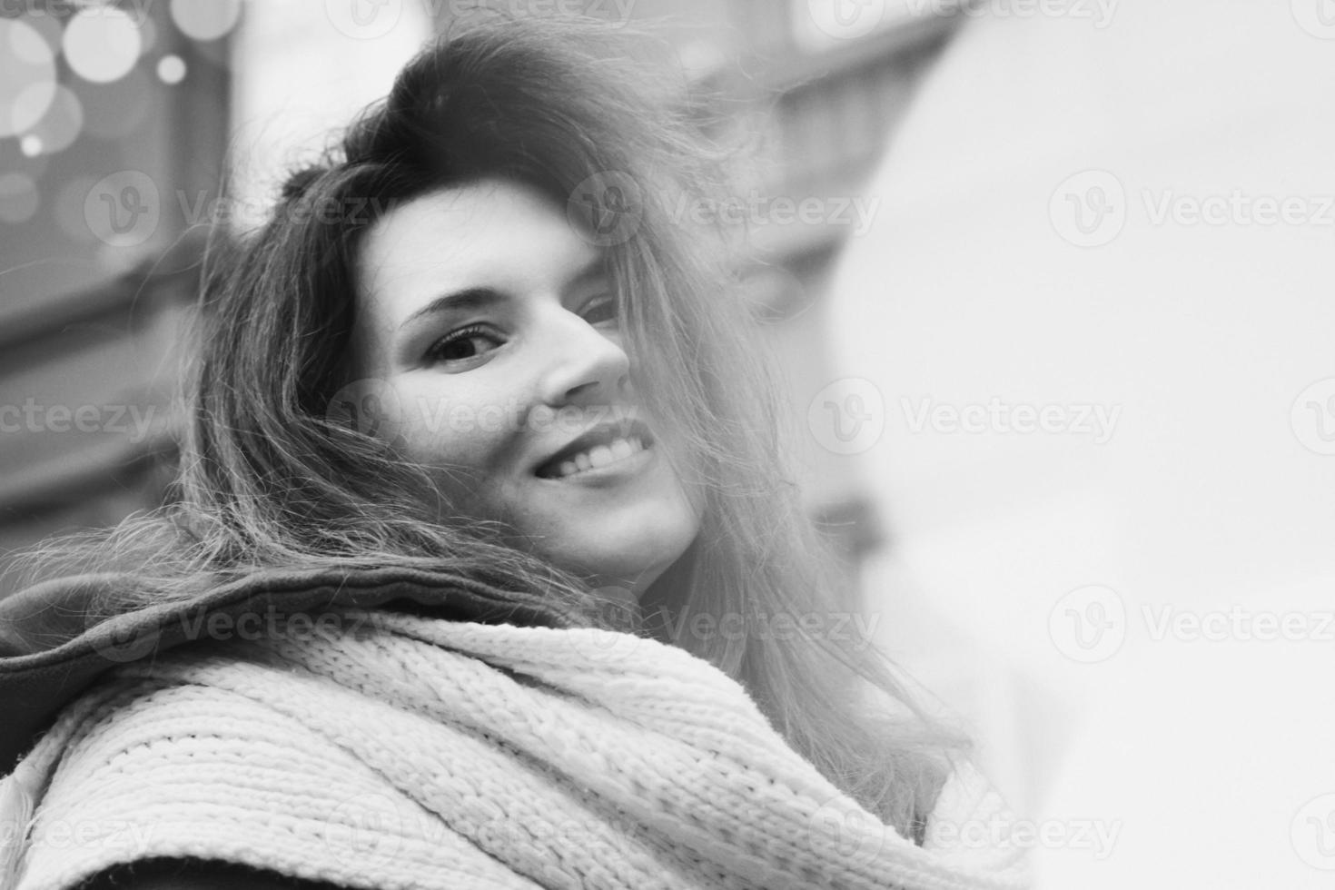 Nahaufnahme stilvolle Dame mit Bokeh-Lichtern monochromes Porträtbild foto