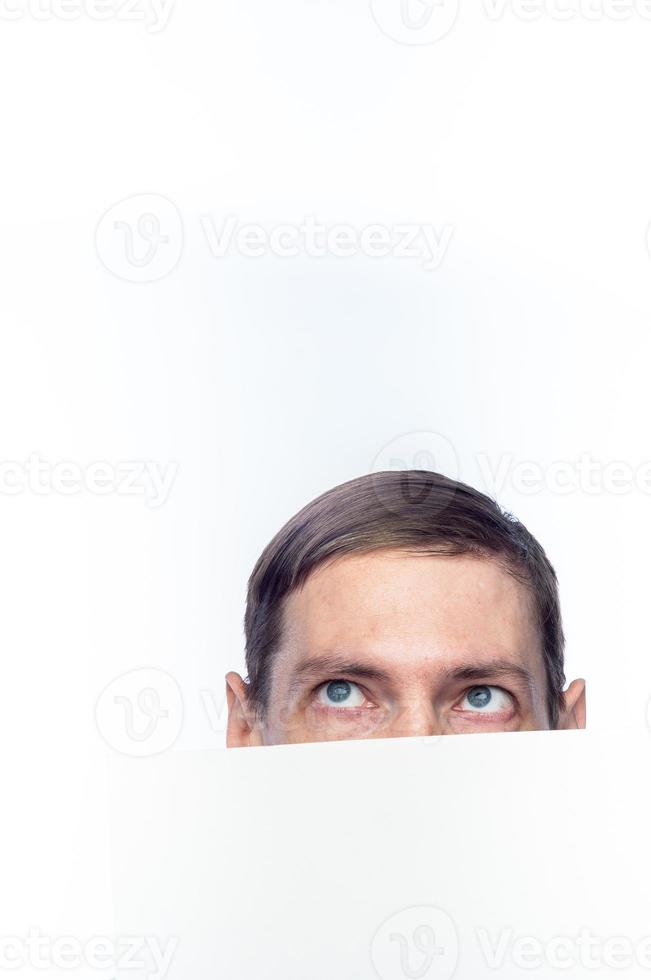 Das Gesicht der Person ist mit einem weißen Blatt Papier auf einem isolierten Hintergrund bedeckt foto