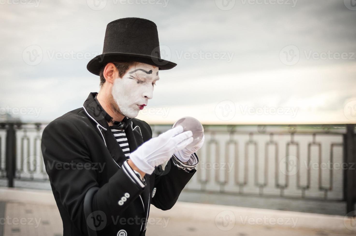 Pantomime auf der Straße, der darauf wartet, sich mit seiner Geliebten zu treffen foto