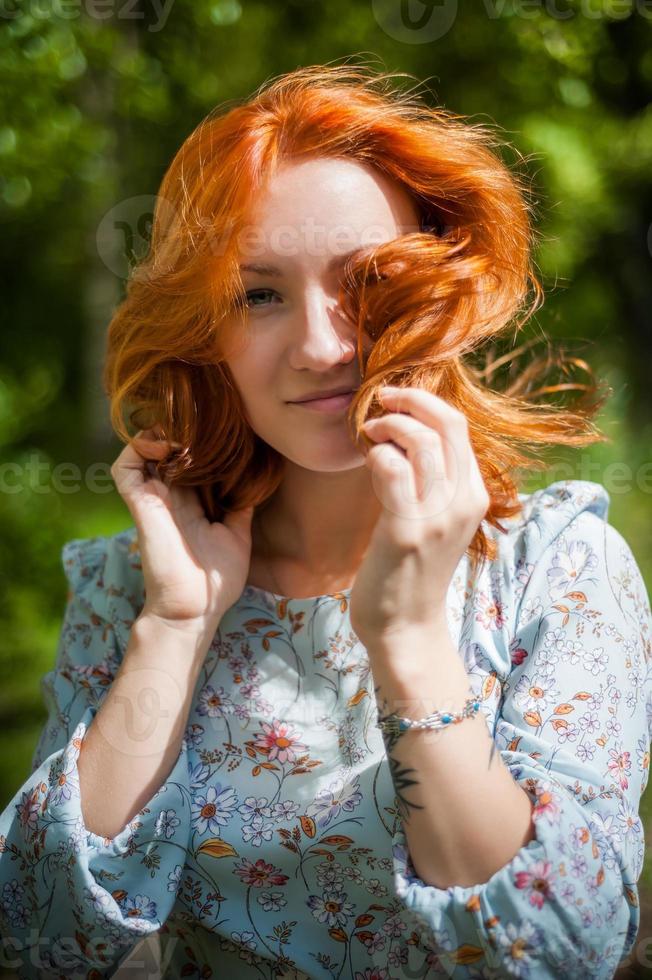Porträt eines Mädchens mit roten Haaren, die im Wind flattern. foto