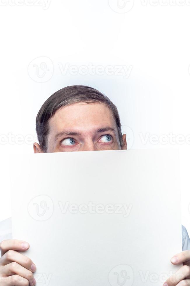 Das Gesicht der Person ist mit einem weißen Blatt Papier auf einem isolierten Hintergrund bedeckt foto