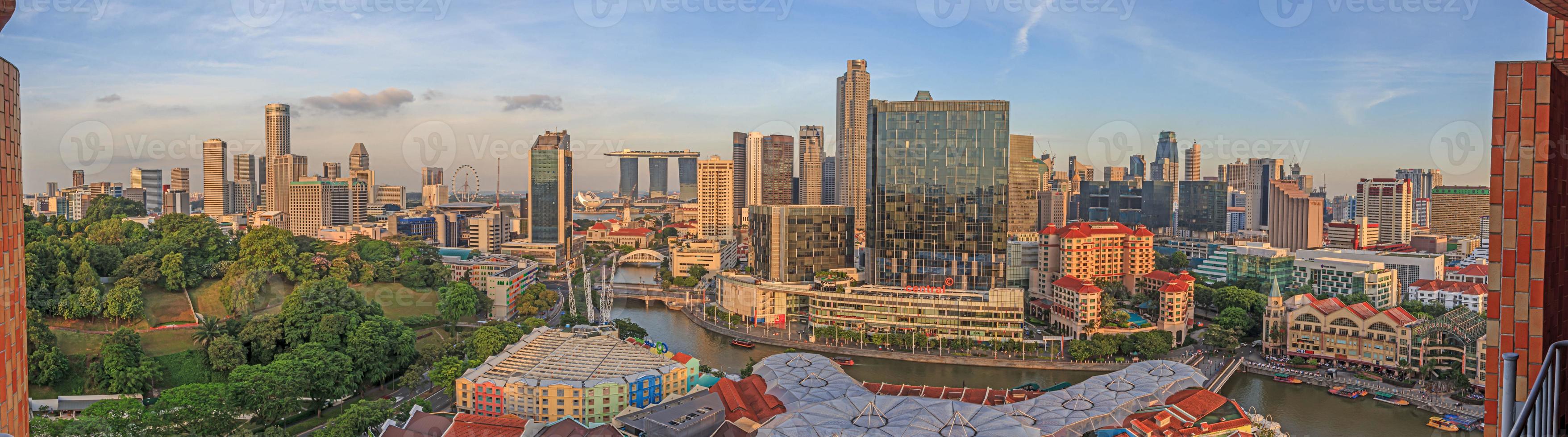 Panoramablick aus der Vogelperspektive auf die Skyline von Singapur und das Unterhaltungsviertel Clarke Quay foto