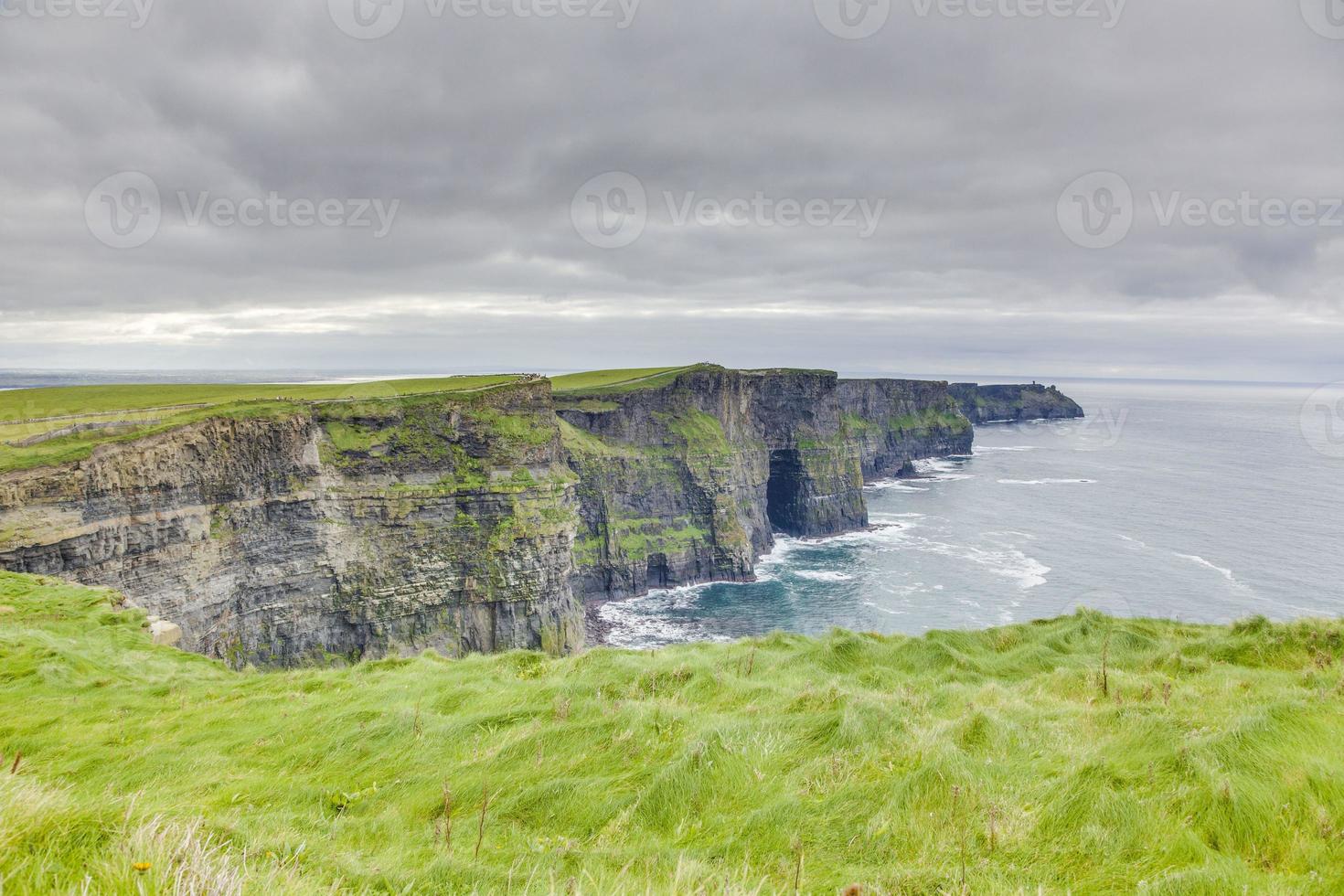 Panoramabild der Klippen von Moher an der Westküste Irlands bei Tag foto