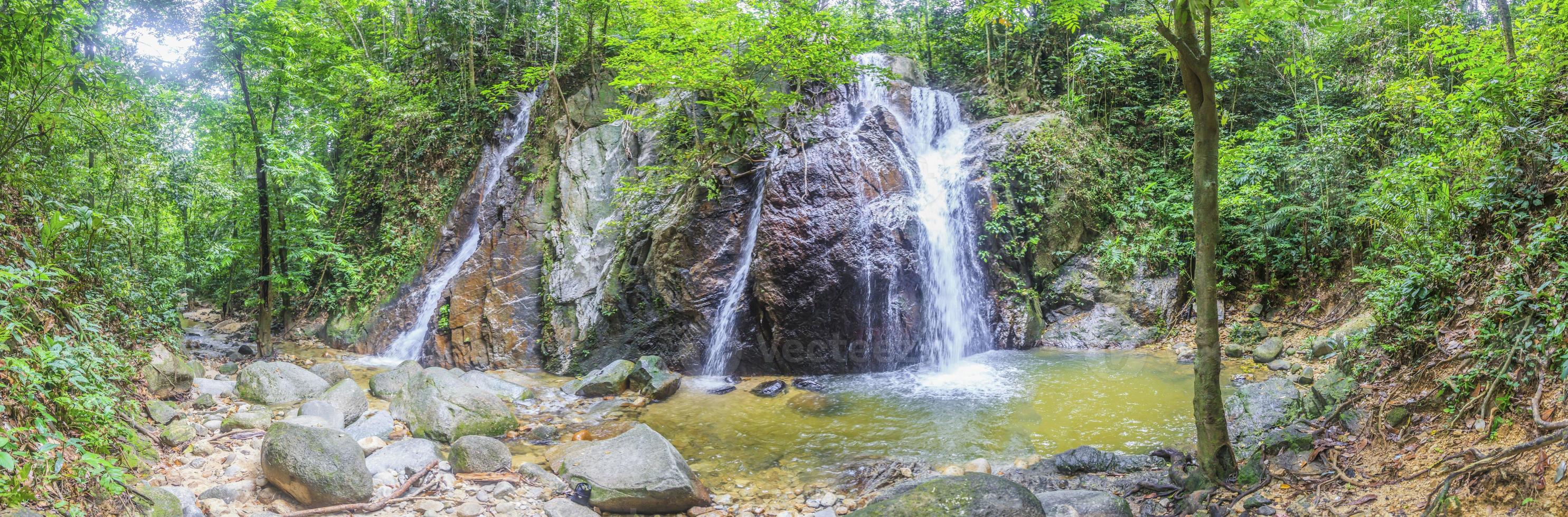 Wasserfall im Dschungel von Malaysia tagsüber foto
