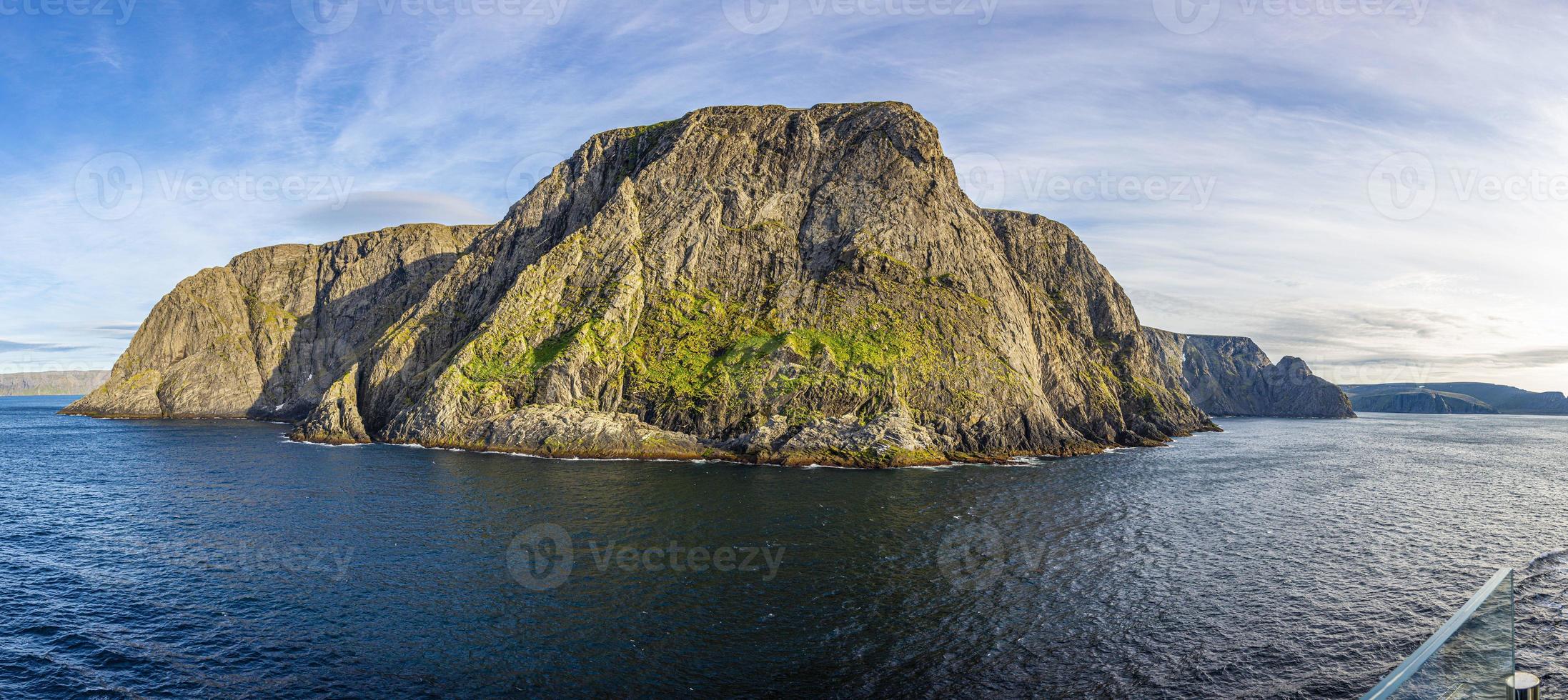 Blick auf die Klippen des Nordkaps vom Meer im Sommer foto