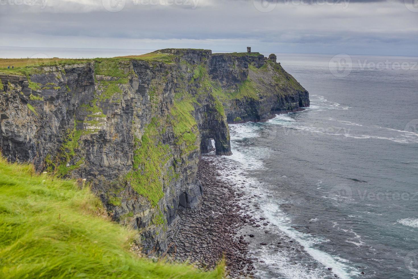 blick über die klippenlinie der klippen von moher in irland tagsüber foto