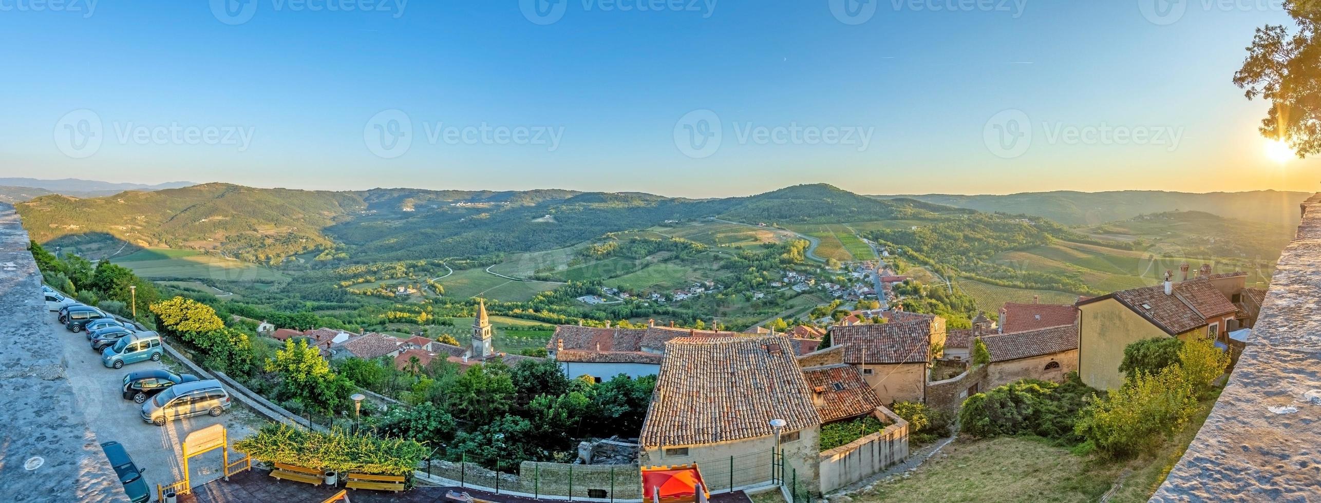 Panoramablick von der Stadtmauer von Motovun über das Umland bei Tag foto