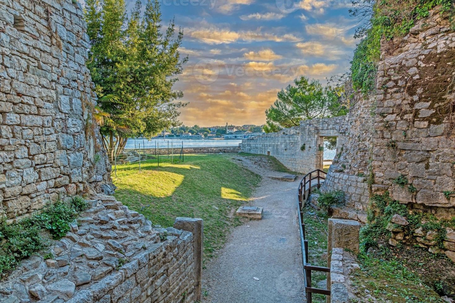 Bild des historischen Zentrums der kroatischen Küstenstadt Porec im Morgenlicht während des Sonnenaufgangs foto