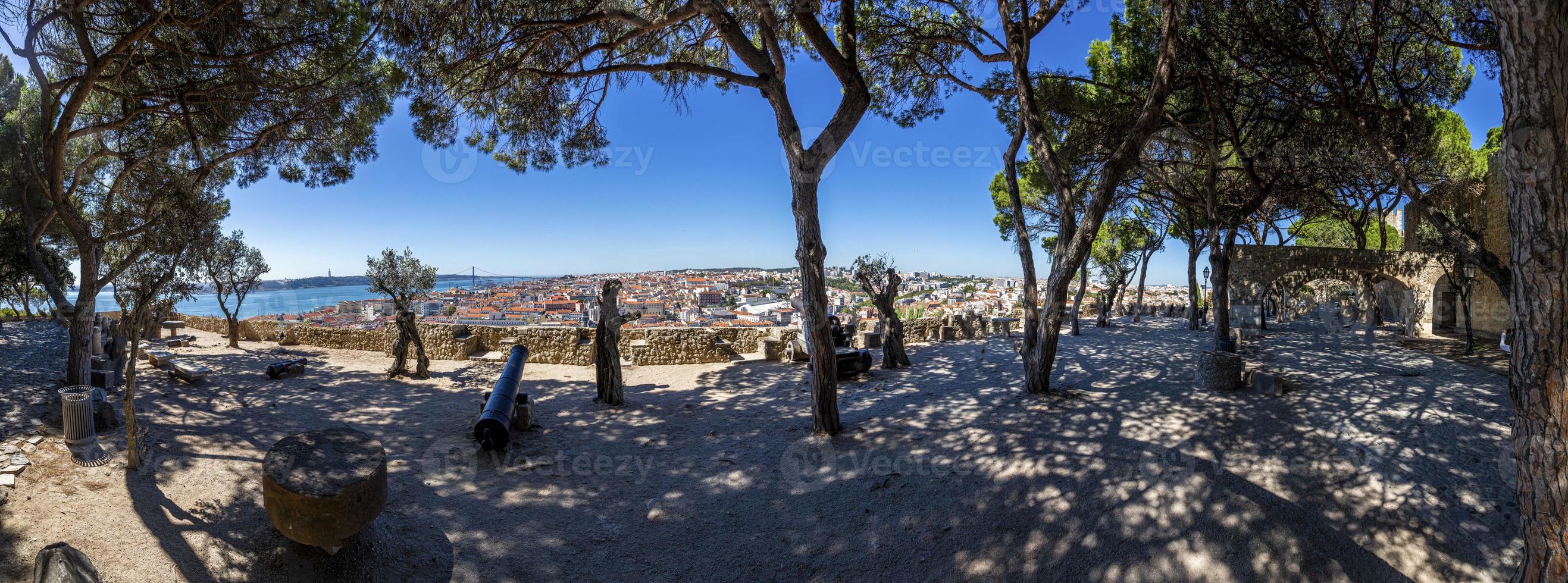 Panoramabild des Gartens im Castelo de Sao Jorge mit Blick auf Lissabon im Sommer foto
