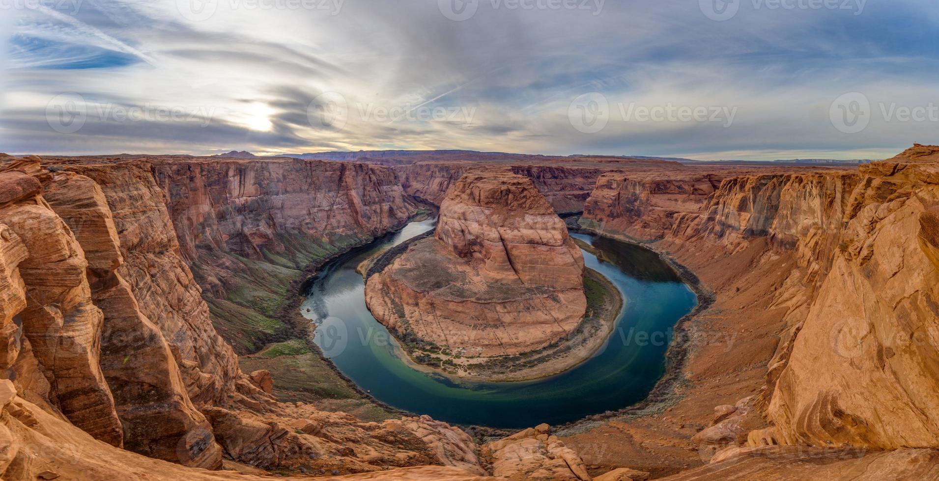 Panoramabild über Horseshoe Bend und Colorado River im Winter foto