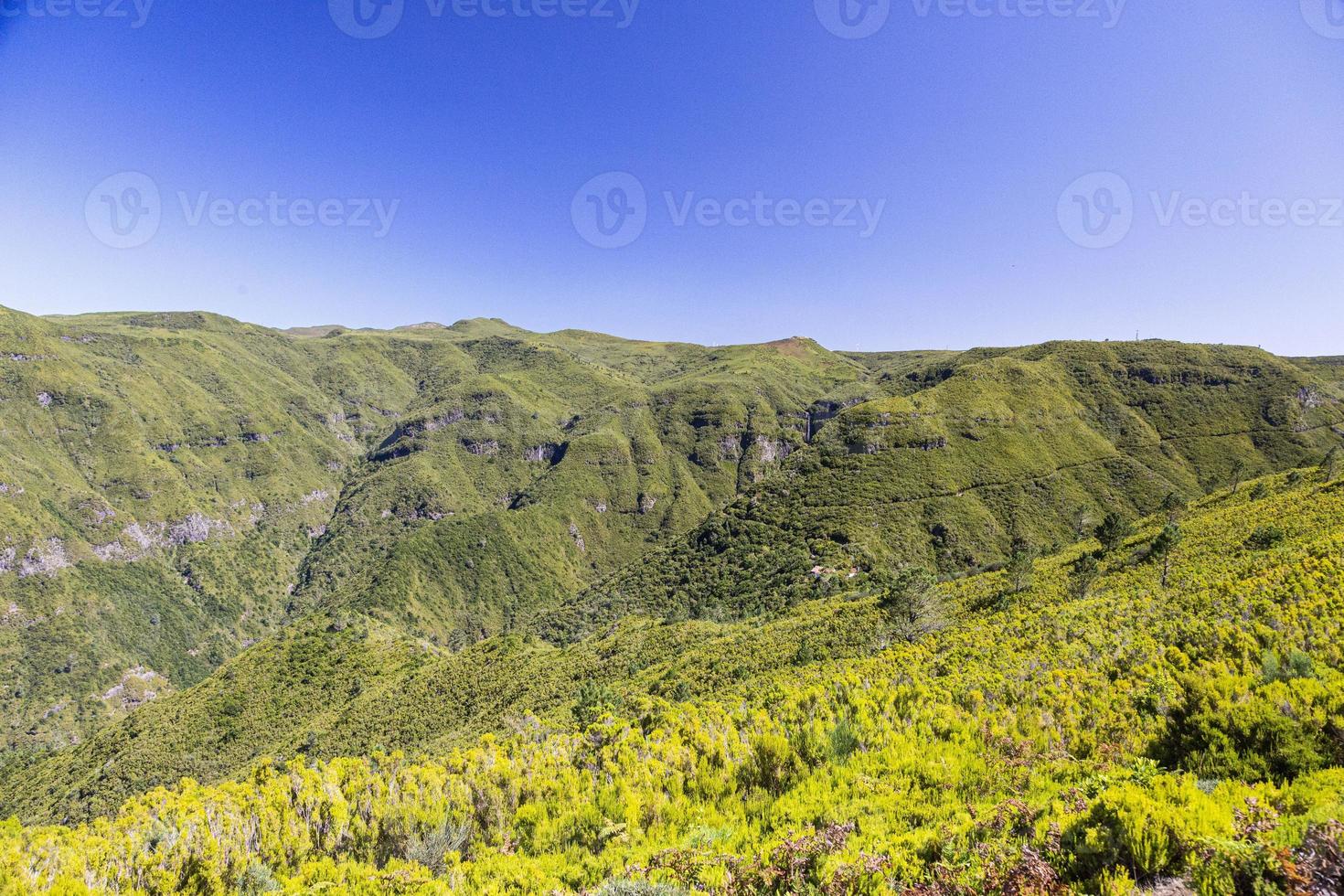 Panoramabild über der rauen portugiesischen Insel Madeira im Sommer foto