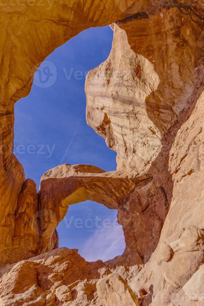 Panoramabild der natürlichen und geologischen Wunder des Arches-Nationalparks in Utah im Winter foto