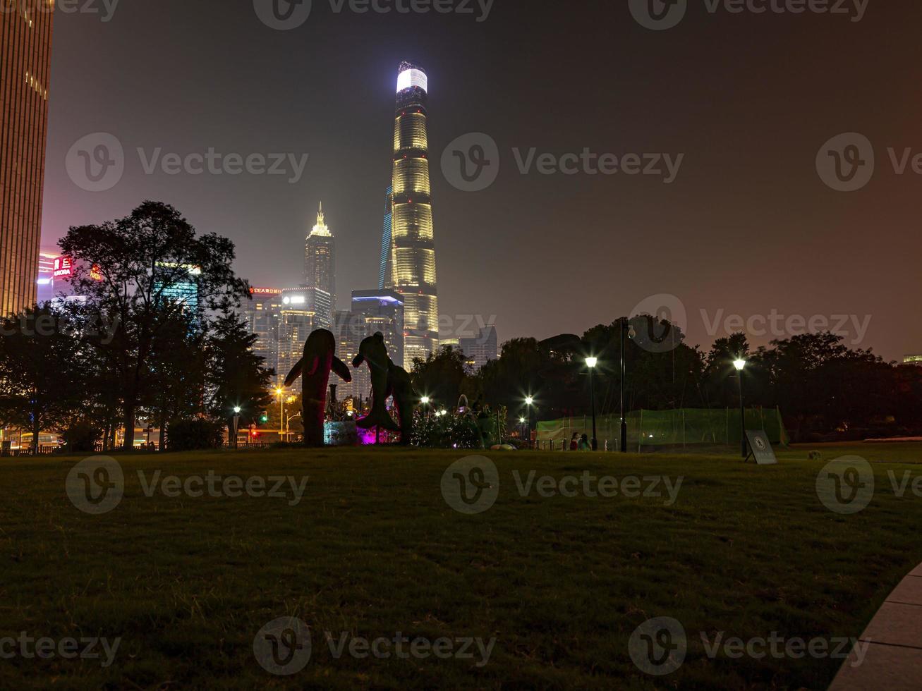 Blick vom Gucheng-Park auf die Skyline von Pudong in Shanghai bei Nacht im Sommer foto