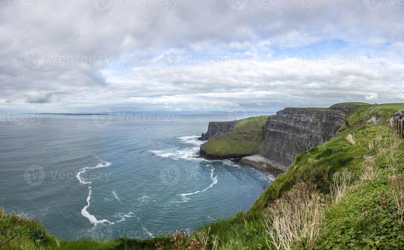blick über die klippenlinie der klippen von moher in irland tagsüber foto