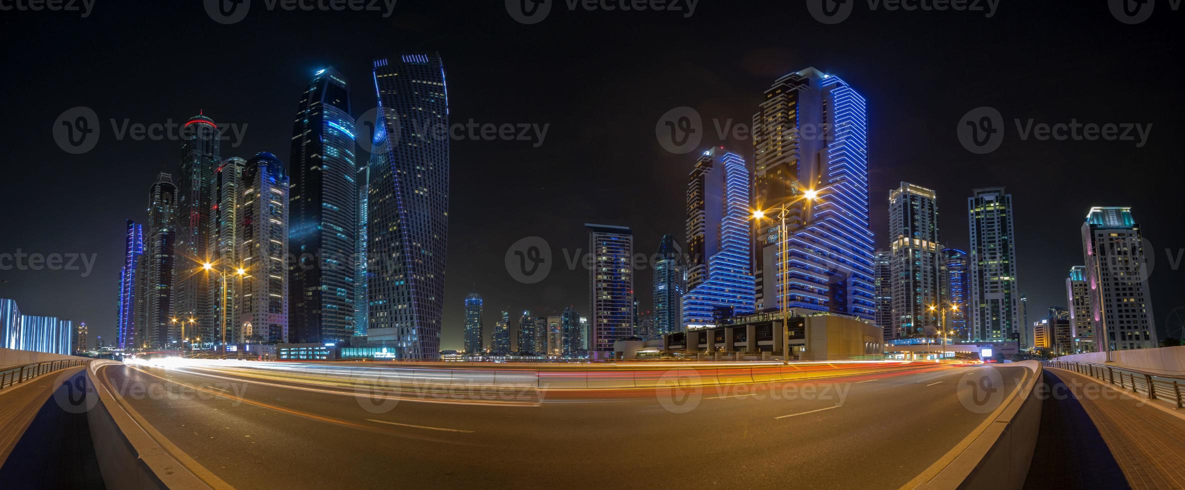 Panoramabild der Skyline von Dubai Marina bei Nacht im November foto