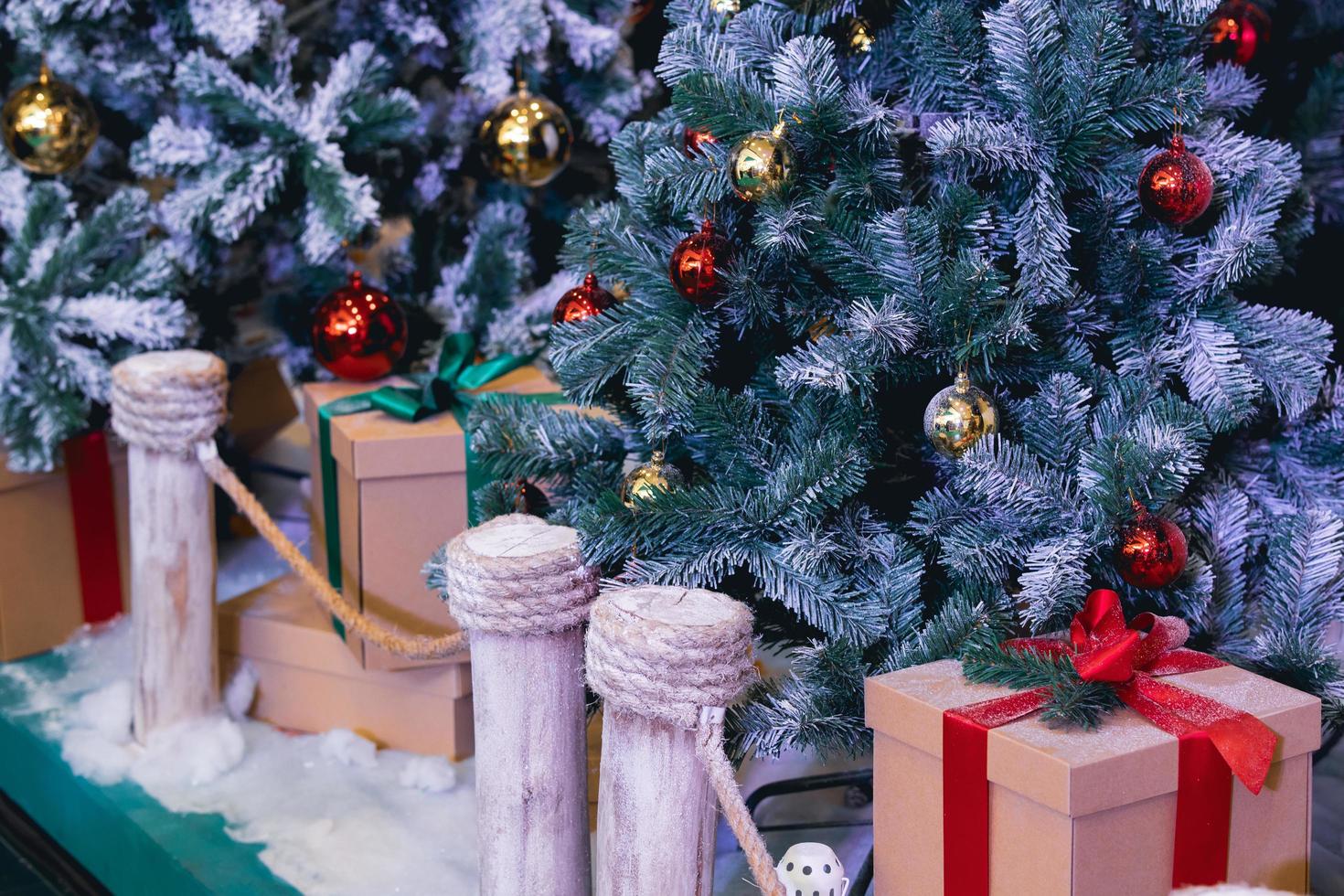 weihnachtsbaumhintergrund für fest, weihnachten und frohes neues jahr. Feiertagsgeschenk-Austauschveranstaltung mit Kopie foto