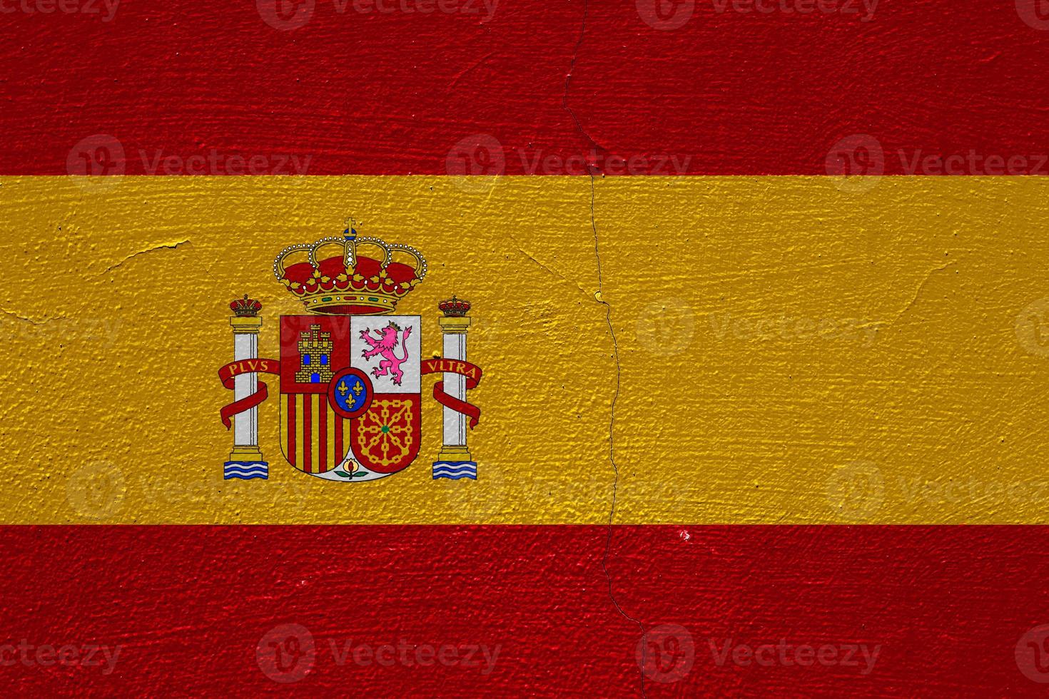 Flagge von Spanien auf einem strukturierten Hintergrund. konzeptionelle Collage. foto