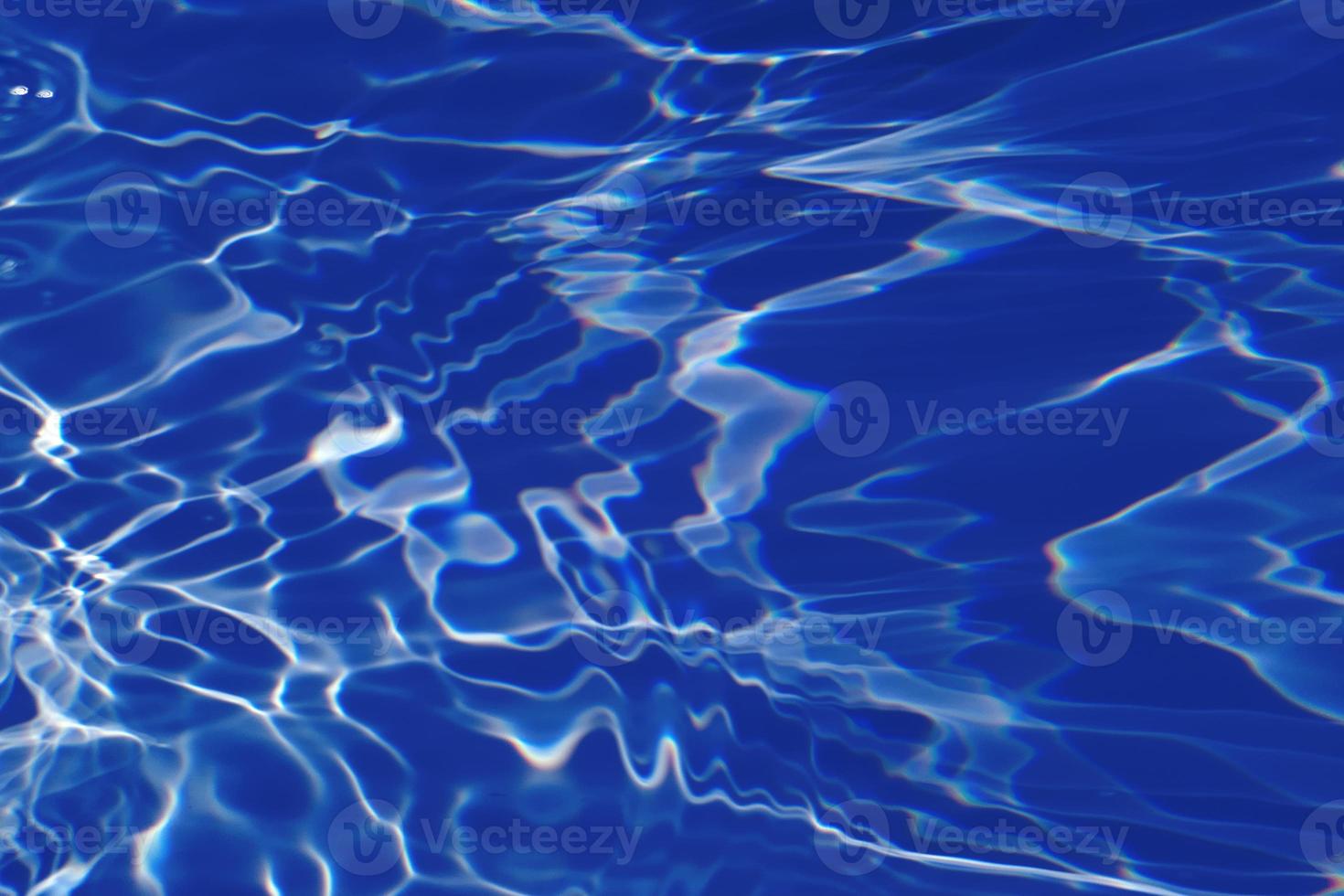 defocus verschwommene, transparente, blaue, klare, ruhige wasseroberflächenstruktur mit spritzern und blasen. trendiger abstrakter naturhintergrund. Wasserwellen im Sonnenlicht mit Ätzmitteln. blaues Wasser scheint foto