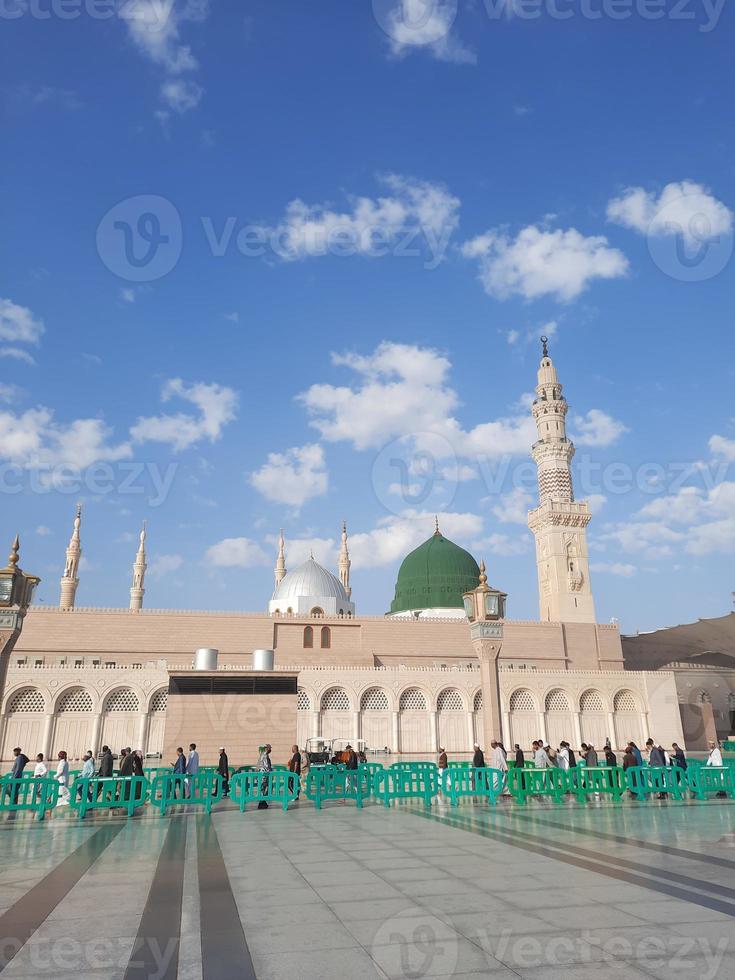 schöne tagesansicht von masjid al nabawi, medina, saudi-arabien. foto