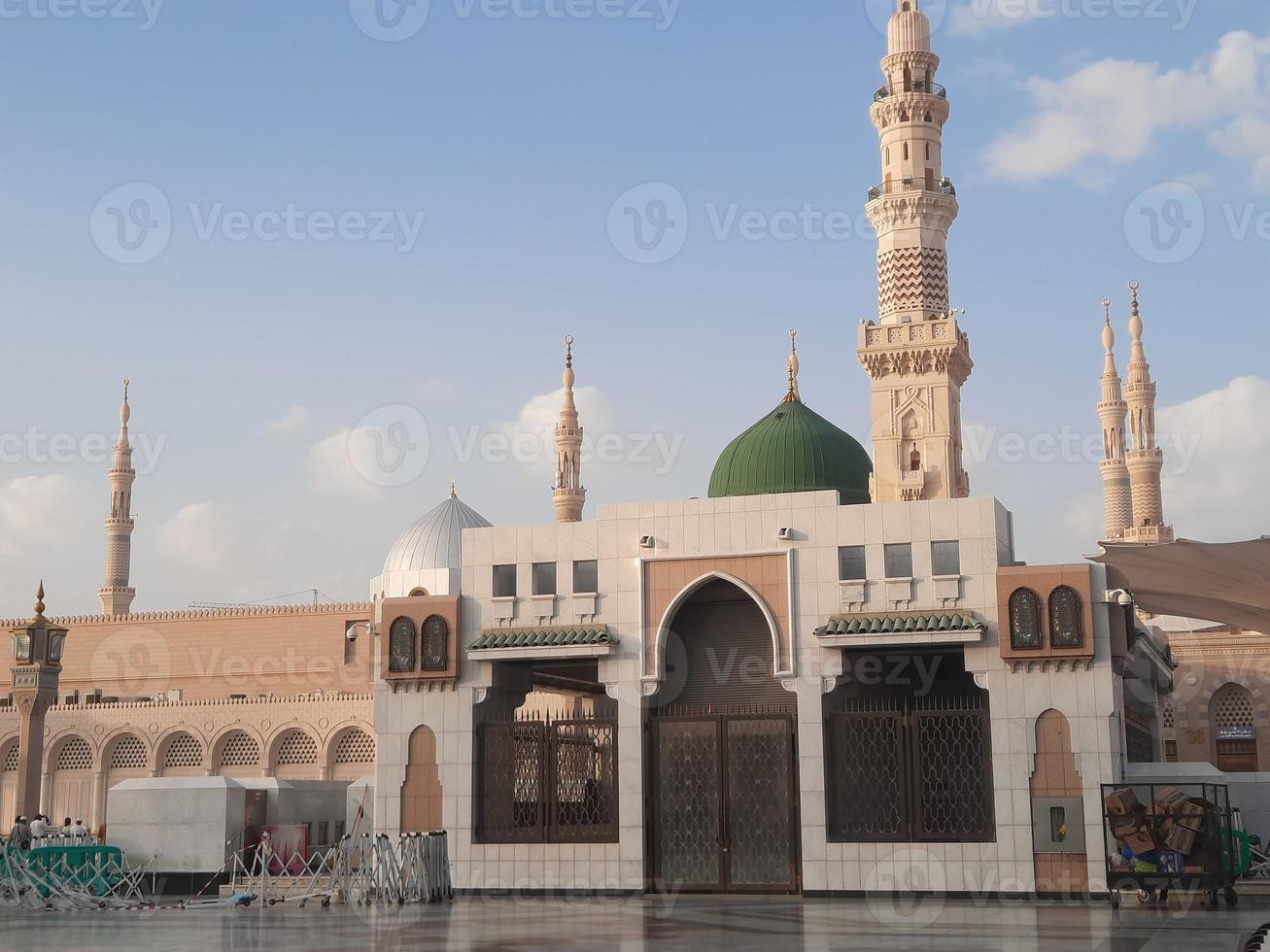 schöne tagsüber ansicht von masjid al nabawi, medinas grüner kuppel, minaretten und moscheehof. foto