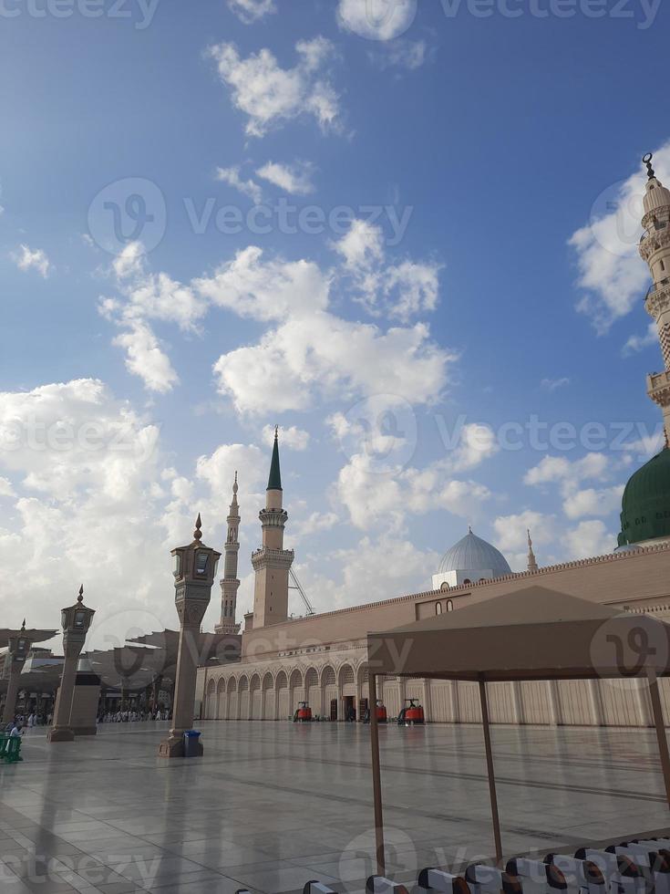 schöne tagsüber ansicht von masjid al nabawi, medinas grüner kuppel, minaretten und moscheehof. foto