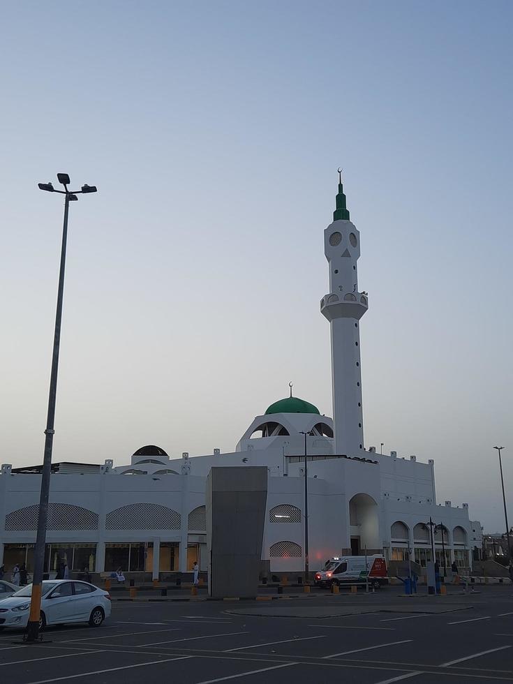 medina, saudi-arabien, dezember 2022 - schöne aussicht auf die bilal-moschee in medina, saudi-arabien. Die Bilal-Moschee befindet sich in einiger Entfernung von Masjid al-Nabawi. foto