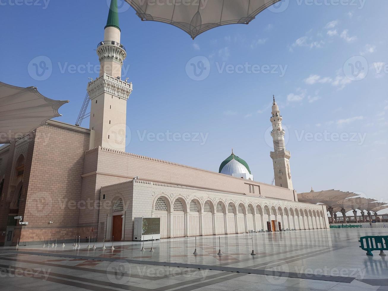 schöne tagesansicht von masjid al nabawi, medina, saudi-arabien. foto
