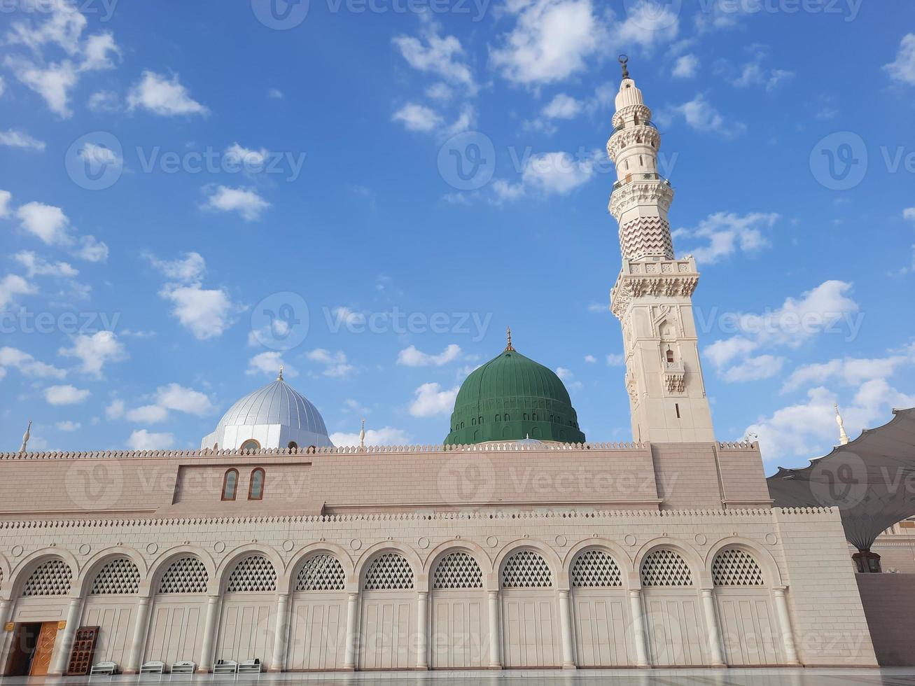 schöne tagesansicht der moschee des propheten - masjid al nabawi, medina, saudi-arabien. foto