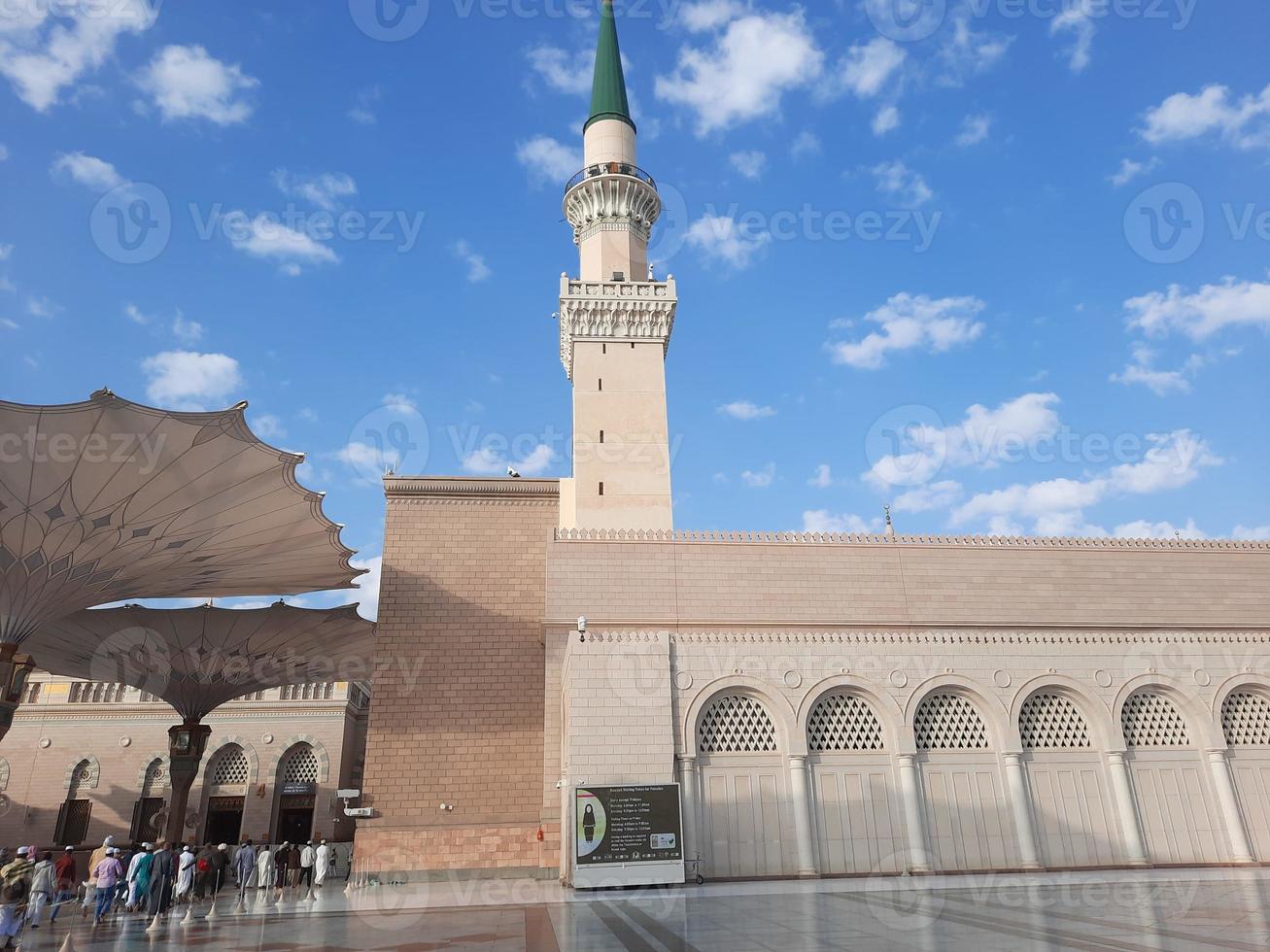 schöne tagesansicht der moschee des propheten - masjid al nabawi, medina, saudi-arabien. foto