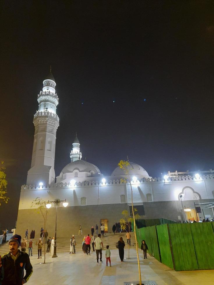 medina, saudi-arabien, dezember 2022 - schöne nachtansicht der quba-moschee, der ersten moschee des islams in medina, saudi-arabien. foto
