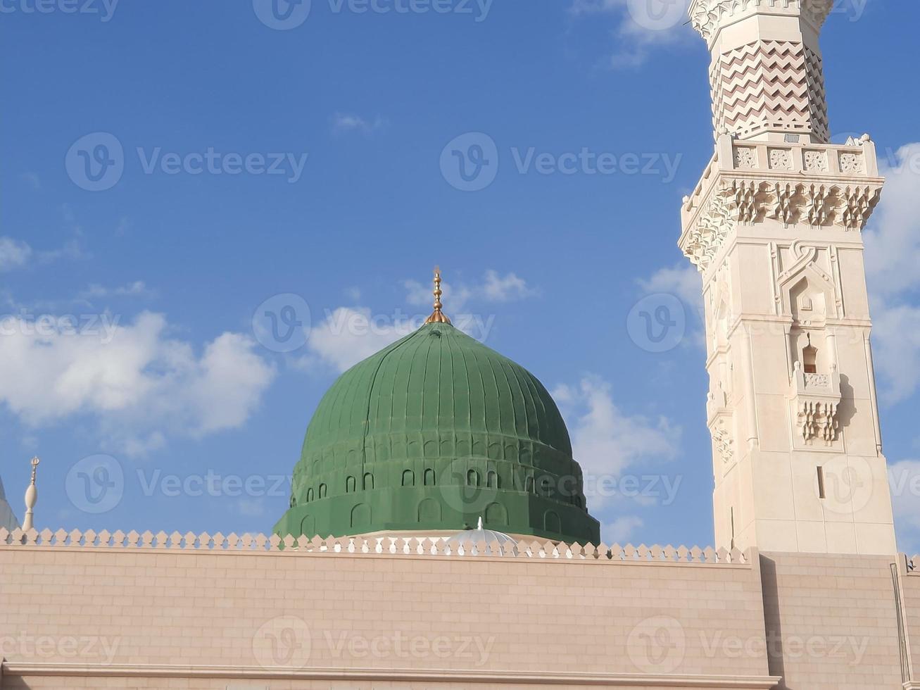 schöne tagesansicht von masjid al nabawi, medina, saudi-arabien. foto